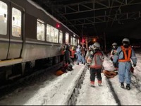 JR西日本、降積雪時の輸送障害対策を改善へ…乗客の降車は60分を目安に判断 画像