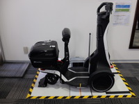 アイシン、パーソナルモビリティにワイヤレス給電する実証実験 画像