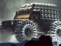 『Gクラス』にダウンジャケット着用、メルセデスベンツと「モンクレール」がアート作品発表 画像