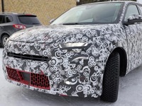 フィアット500X後継は「600X」!? 開発車両の内外装を初スクープ 画像
