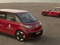 ポルシェ販売店がVW『ID.Buzz』導入、モータースポーツの伝統に敬意…オランダ 画像