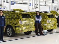 MINIクロスオーバー 次期型にEV設定へ、年内に生産開始…プロトタイプの写真 画像