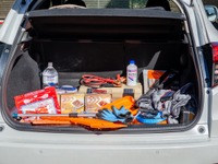 車載防災グッズ、人気の3点セットは「水、食料、トイレ」 画像