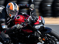 【トライアンフ ストリートトリプルRS 試乗】 Moto2パワー炸裂！本気の熟成度にうなる…佐川健太郎 画像