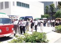 キッチンカーが広場の賑わいを加速、利用者の6割以上は外部からの来店 画像