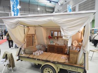 女子ウケNo.1の可愛い三角屋根のトレーラー、イーグルバレー「ブラッコム」が東北キャンピングカーショー2023でデビュー 画像