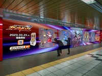 はがして持ち帰る巨大広告、新宿駅に出現！「仮面ライダーバトル ガンバレジェンズ」 画像