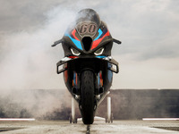 BMW M1000RR 新型、東京モーターサイクルショー2023で日本初公開決定 画像