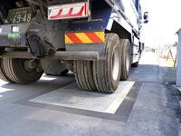 路面で太陽光発電、だいじょうぶ？ 大型車両20万輪相当の耐久性を確認 画像