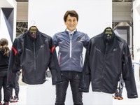 乾きやすく通気性抜群の「クイックドライジャケット」！クアルタラロのレプリカヘルメットも展示されたRSタイチ…東京モーターサイクルショー2023 画像
