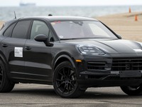 ポルシェ カイエン 改良新型、内装一新…上海モーターショー2023で実車発表へ 画像
