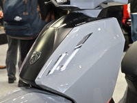 フロントマスクに“牙”、四輪プジョーを彷彿させる新型『ツイート125GT』…東京モーターサイクルショー2023 画像
