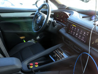 ポルシェ『マカンEV』の運転席をスクープ！ボタン少ないフルデジタルなインテリアに 画像