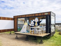 イケアの家具や雑貨400点以上でコーディネートされたトレーラーハウスが登場!! 画像