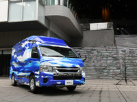 「青い救急車」登場---ベルリングが開発、優先意識向上と色弱者対応 画像