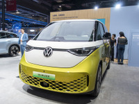 VWのEVミニバン『ID. Buzz』、ライバルはトヨタ『アルファード』…3勝5敗予想 画像