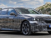 BMW 5シリーズ 次期型、3シリーズの敏捷性＋7シリーズの快適性…EV版『i5』のプロトタイプ写真公開 画像