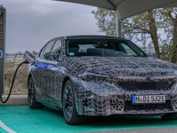BMW 5シリーズ 次期型、EVi 5に「M60」設定へ…プロトタイプの写真公開 画像