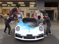 絶対に「濡れない」ポルシェができた!! 白いボディに4色の色水を… 画像