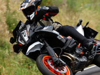 【KTM 890SMT 試乗】“KTMだけど”ニュートラルさが特徴!? 操る楽しみ溢れ出る…鈴木大五郎 画像