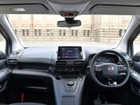 【フィアット ドブロ】実用志向のシンプルなインテリアと広大なラゲッジスペース 画像