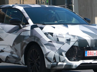 日本での販売はなし!? トヨタ『C-HR』次期型、量産デザインが判明！内部もついに見えた 画像