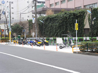 オートバイ路上駐車場、モデル実験を実施 画像