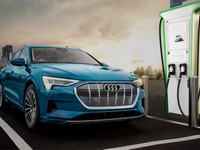 アウディ e-tron、充電能力を最大150kWに引き上げる無償サービス開始へ 画像
