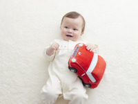 NSXのエンジン音で赤ちゃんが笑顔に?! タカラトミーとホンダがぬいぐるみを共同開発 画像