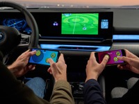 BMWの車載ディスプレイでゲーム、スマホがコントローラーに…『5シリーズ』新型から 画像