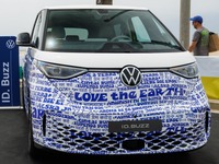 VW『ID.Buzz』にアートカー、「Love the Earth」を世界の言語で表現 画像