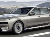 BMWのEVセダン『i7』に新グレード、航続延ばす新モードも全車に…7月から欧州で 画像