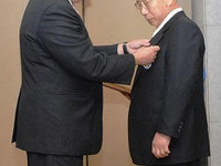 新日本石油の渡会長、ルーマニア国家勲章を受章 画像