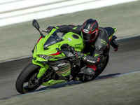 復活の400マルチ、カワサキ『Ninja ZX-4R/ZX-4RR』7月15日発売決定…価格は112万2000円より 画像