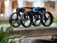 飛行・四輪走行・直立二足歩行…8つの形態に変形するロボット「M4」 画像