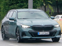 BEVでも“駆け抜ける歓び”健在！BMW初の電動ワゴン『i5ツーリング』、過激な「M60」をスクープ 画像