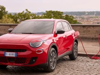 フィアットの新型EV『600e』、全身赤い「RED」設定 画像