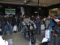 【東京モーターサイクルショー09】ヤマハ VMAX の周りは黒山の人 画像