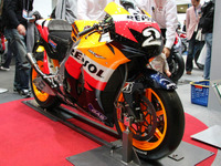 【東京モーターサイクルショー09】ペドロサのMotoGPマシンに触る…ホンダ 画像