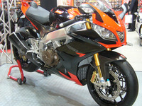 【東京モーターサイクルショー09】SBKレプリカマシンを年後半に発売…アプリリア 画像