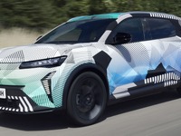 ルノー『セニック』次期型は電動SUVに、9月デビューへ…プロトタイプの写真 画像