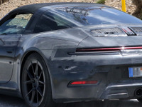 ポルシェ 911 初のハイブリッド化へ！「992.2」世代タルガをスクープ 画像
