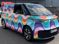 VW『ID.Buzz』が移動フォトスタジオに、1台限りの「グランパー・バン」…英国で発表 画像