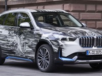 BMWのコンパクト電動SUV『iX1』、アートカーをドイツで発表 画像