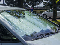 効果は限定的？ それでも「サンシェード」＋「窓開け」はやっておくべき！…駐車時の温度上昇対策【カーライフ 社会・経済学】 画像