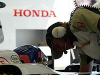 【ホンダF1ストーキング】BARのドライバーとピットはFOMAで通信---03年 画像