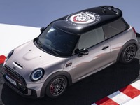 MINI『JCW』に「ブルドッグ・レーシング」仕様…ニュルでの活躍を称える 画像