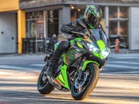 カワサキ『Ninja 650』2024年モデルはレーサーデザインとストリート志向のマットブラックで登場 画像