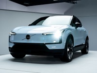 ボルボ『EX30』は日本市場にマッチ---立駐に対応したコンパクト電動SUV、価格は559万円 画像
