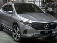メルセデスベンツの小型電動SUV『EQA』、表情一新… 改良新型を発表 画像